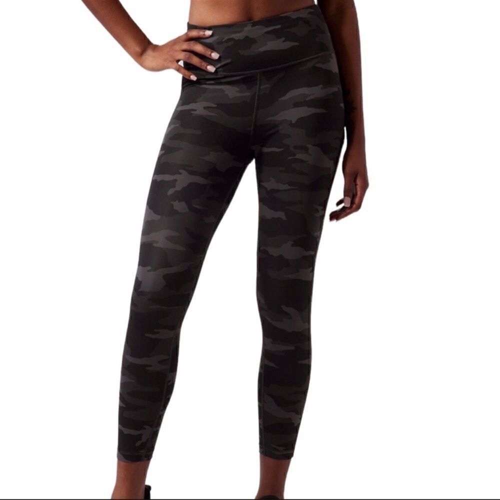 Athleta Ultimate Stash Pocket 7/8 Tight Camo M